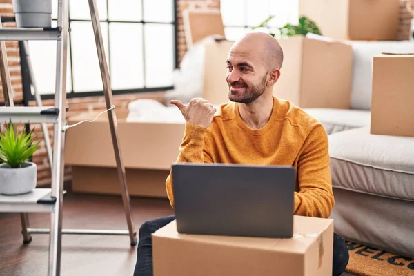 Joven Hombre Calvo Con Barba Moviéndose Una Nueva Casa Usando — Foto de Stock