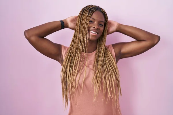 Afro Amerikaanse Vrouw Met Gevlochten Haar Staan Roze Achtergrond Ontspannen — Stockfoto