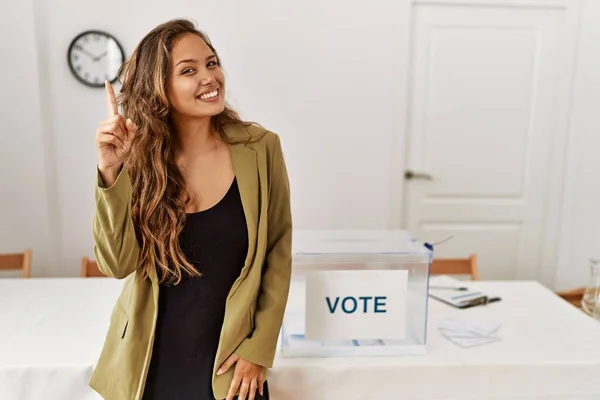 Vacker Latinamerikansk Kvinna Som Står Vid Ett Politiskt Kampanjrum Och — Stockfoto