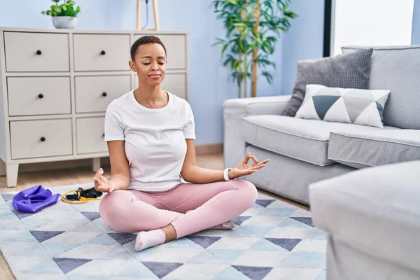 Femme Afro Américaine Formation Yoga Maison — Photo