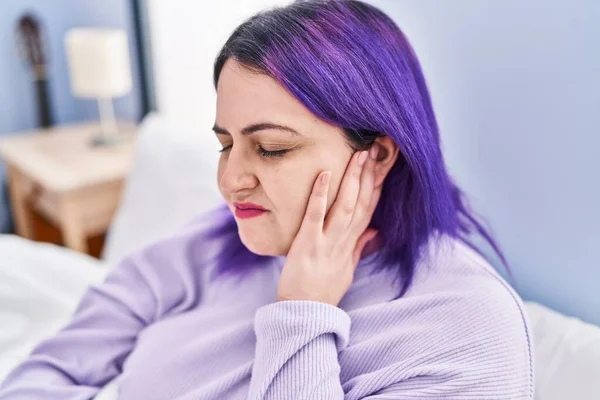 Young Beautiful Size Woman Suffering Ear Pain Sitting Bed Bedroom — Stock Photo, Image