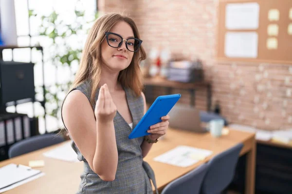 Caucasian Woman Working Office Wearing Glasses Doing Money Gesture Hands — ストック写真