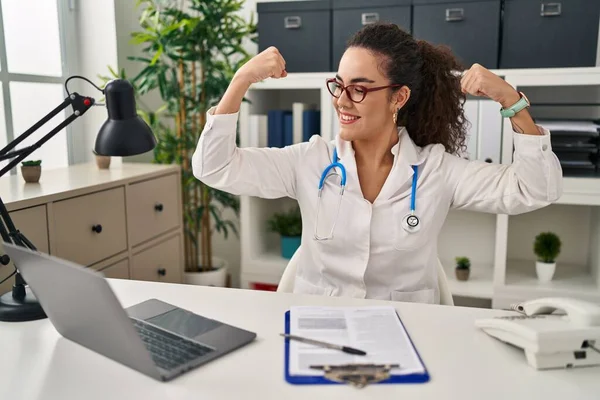 Young Hispanic Woman Wearing Doctor Uniform Stethoscope Showing Arms Muscles — Stock Photo, Image