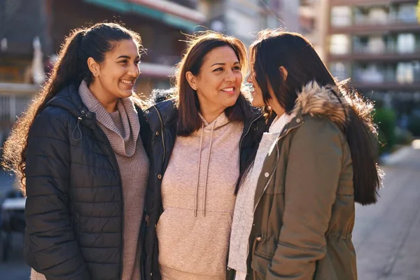 Three Woman Mother Daughters Standing Together Park — Stock Photo, Image