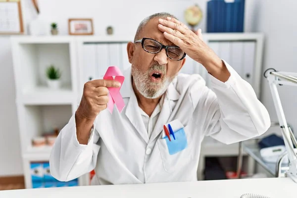 Rijpe Arts Man Met Roze Kanker Lint Kliniek Gestrest Gefrustreerd — Stockfoto