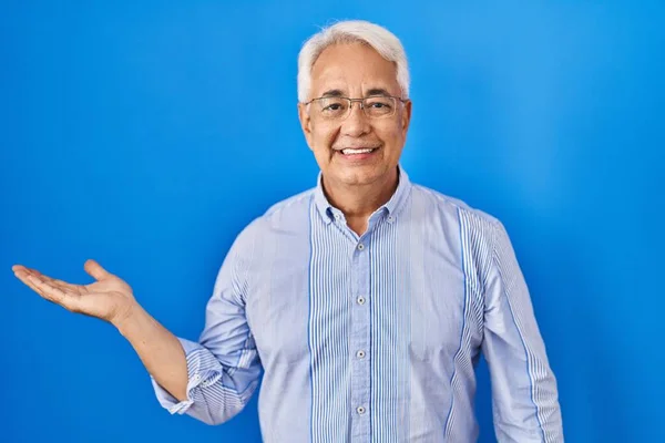 Der Hispanische Senior Mit Brille Lächelt Fröhlich Und Zeigt Mit — Stockfoto