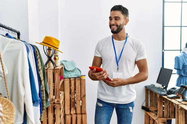 Junger Arabischer Mann Mit Touchpad Kleiderständer Bekleidungsgeschäft — Stockfoto