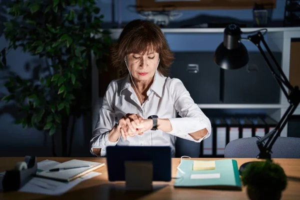 Mujer Mediana Edad Que Trabaja Oficina Por Noche Comprobando Hora —  Fotos de Stock