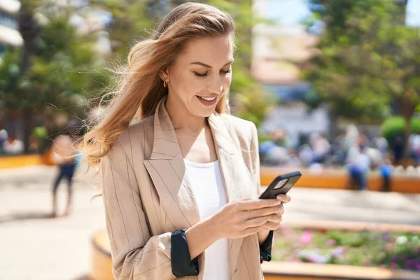 Parkta Akıllı Telefon Kullanan Kendine Güvenen Genç Sarışın Kadın — Stok fotoğraf