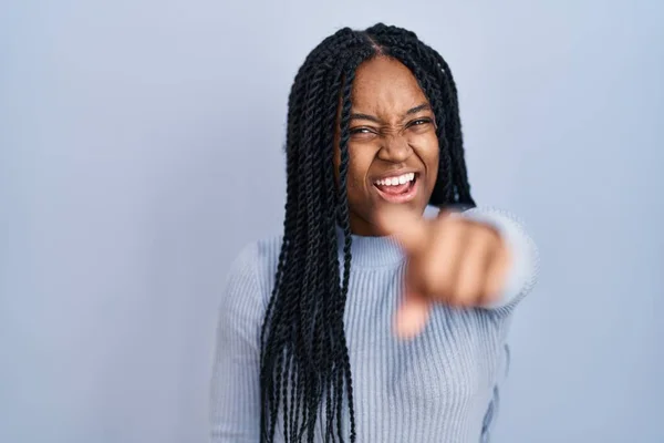 Femme Afro Américaine Debout Sur Fond Bleu Pointant Mécontent Frustré — Photo