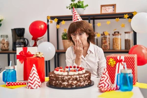 Kobieta Średnim Wieku Świętuje Urodziny Trzymając Duży Tort Czekoladowy Zakrywający — Zdjęcie stockowe
