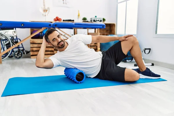 Junger Hispanischer Patient Lächelt Zuversichtlich Nach Reha Behandlung Mit Schaumstoffrolle — Stockfoto