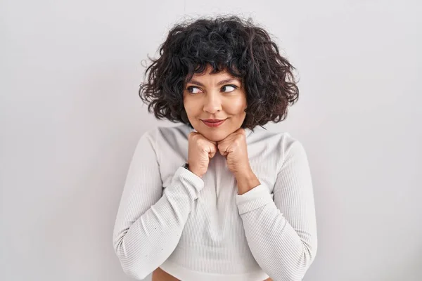 Hispanische Frau Mit Lockigem Haar Steht Vor Isoliertem Hintergrund Und — Stockfoto