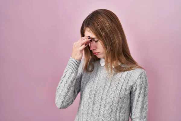 Bella Donna Piedi Sfondo Rosa Stanco Sfregamento Naso Occhi Sensazione — Foto Stock