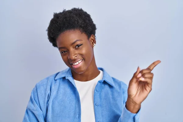 Femme Afro Américaine Debout Sur Fond Bleu Avec Grand Sourire — Photo