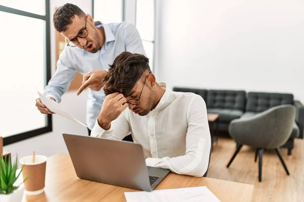 Dois Homens Hispânicos Empresários Discutindo Escritório — Fotografia de Stock