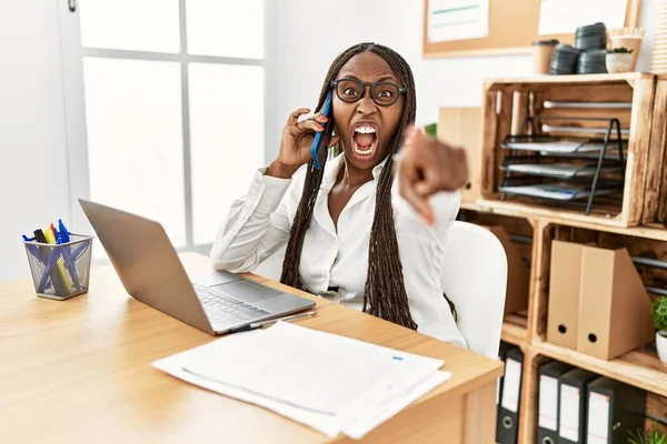 Mulher Negra Com Tranças Trabalhando Escritório Falando Telefone Apontando Descontente — Fotografia de Stock