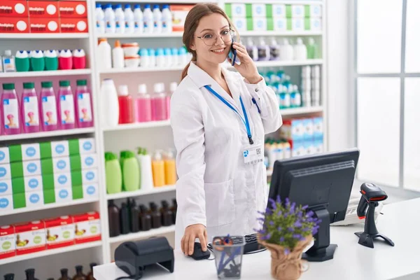 Jonge Blonde Vrouw Apotheker Praten Smartphone Met Behulp Van Computer — Stockfoto