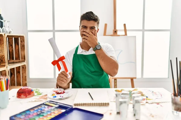 Jovem Hispânico Estúdio Arte Segurando Grau Rindo Riso Envergonhado Cobrindo — Fotografia de Stock