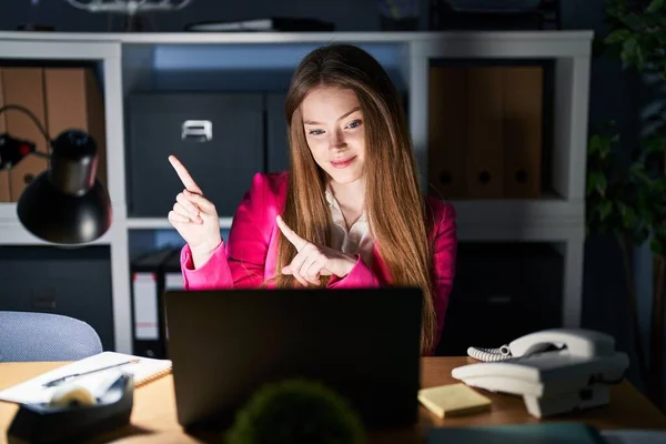 Young Caucasian Woman Working Office Night Smiling Looking Camera Pointing — Stok fotoğraf