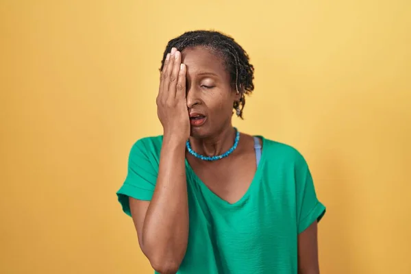 Afrikaanse Vrouw Met Dreadlocks Staan Gele Achtergrond Geeuwen Moe Bedekken — Stockfoto