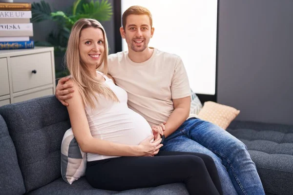Hombre Mujer Pareja Esperando Bebé Abrazándose Casa — Foto de Stock