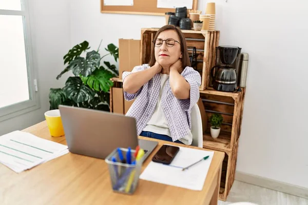 Mulher Hispânica Meia Idade Empresária Com Dor Pescoço Escritório Negócios — Fotografia de Stock