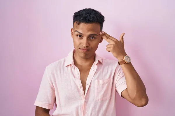 Young Hispanic Man Standing Pink Background Shooting Killing Oneself Pointing — ストック写真