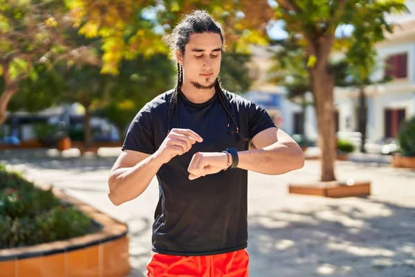 Young Man Using Stopwatch Park — Foto Stock