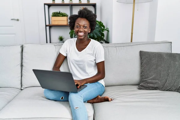 Jong Afrikaanse Amerikaanse Vrouw Glimlachen Zelfverzekerd Met Behulp Van Laptop — Stockfoto