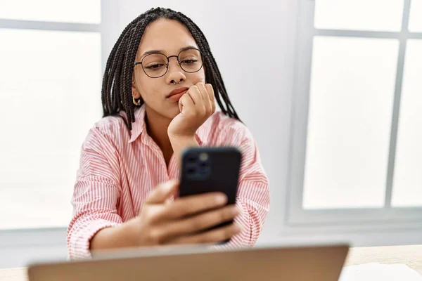 Молодая Американка Африки Использует Смартфон Работающий Офисе — стоковое фото