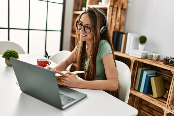 Jonge Spaanse Vrouw Met Behulp Van Laptop Het Schrijven Boek — Stockfoto