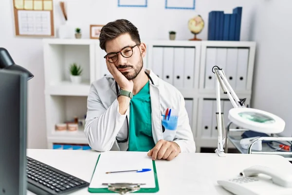Young Man Beard Wearing Doctor Uniform Stethoscope Clinic Thinking Looking — Stock Photo, Image