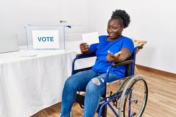 Joven Mujer Africana Sentada Silla Ruedas Votando Poniendo Sobre Las —  Fotos de Stock