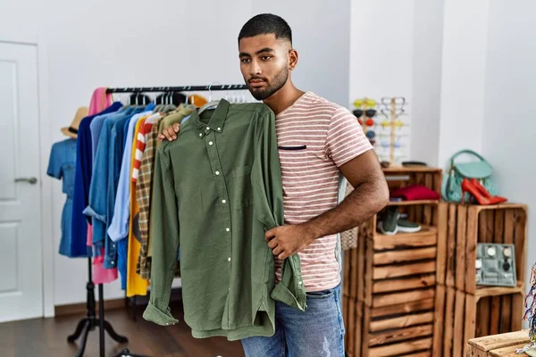 Fiatal Arab Férfi Ruhaboltban Vásárol — Stock Fotó