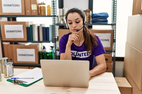 Jovem Morena Vestindo Camiseta Voluntária Trabalhando Call Center Rosto Sério — Fotografia de Stock