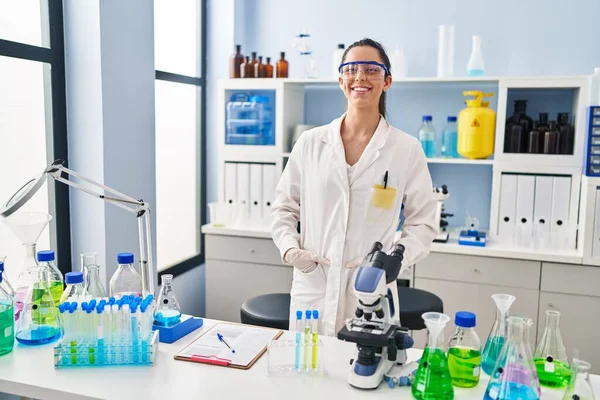 Young Beautiful Hispanic Woman Scientist Smiling Confident Standing Laboratory — ストック写真