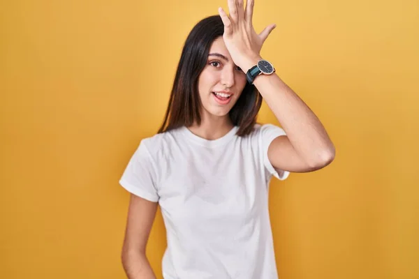 Young Beautiful Woman Standing Yellow Background Surprised Hand Head Mistake — Stock Photo, Image