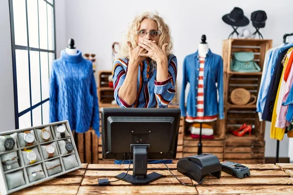 Medelålders Blond Kvinna Som Arbetar Som Chef Detaljhandeln Boutique Chockade — Stockfoto