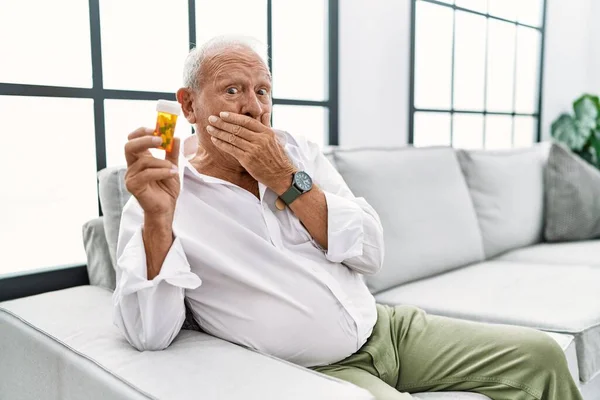 Senior Άνθρωπος Κρατώντας Χάπια Γέλιο Και Αμηχανία Χαχανητό Καλύπτει Στόμα — Φωτογραφία Αρχείου
