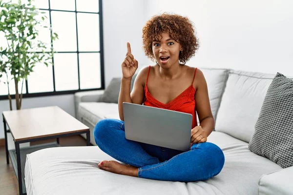 Young African American Woman Sitting Sofa Home Using Laptop Pointing — Φωτογραφία Αρχείου