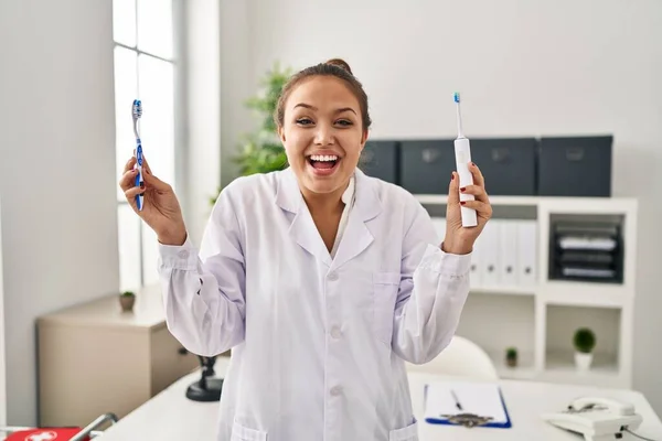 Молода Жінка Стоматолог Яка Тримає Звичайну Зубну Щітку Електричну Зубну — стокове фото