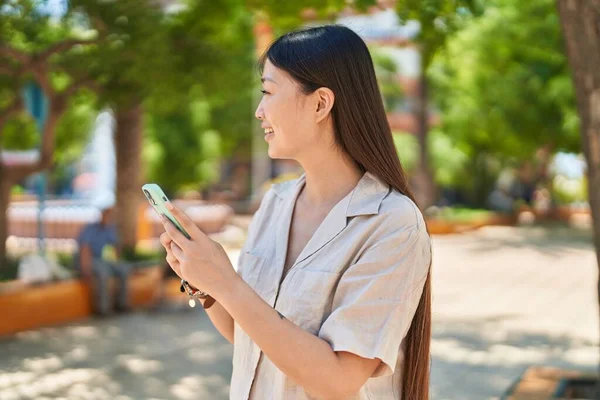 Parkta Akıllı Telefon Kullanan Kendine Güvenen Çinli Bir Kadın — Stok fotoğraf