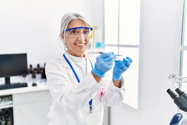 Middle Age Grey Haired Woman Wearing Scientist Uniform Holding Tweezer — 스톡 사진