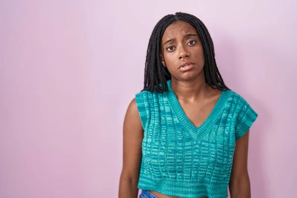 Joven Afroamericano Con Trenzas Pie Sobre Fondo Rosa Buscando Somnoliento —  Fotos de Stock