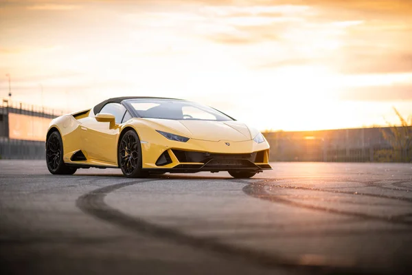 Wroclaw Poland May 2020 Lamborghini Huracan Evo Spider Beautiful Sunset Fotos de stock libres de derechos