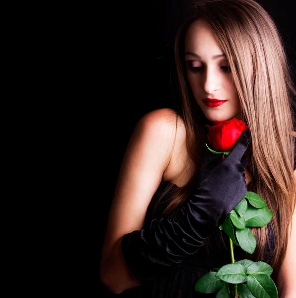 Bella ragazza con rosa rossa — Foto Stock