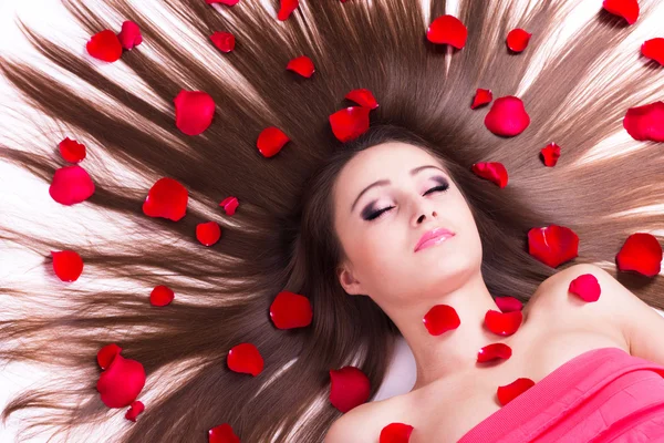 Chica hermosa con el pelo largo y flores — Foto de Stock