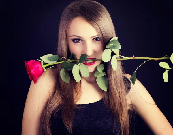 Сексуальная девушка с розой — стоковое фото