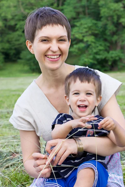 Junge Mutter mit Sohn — Stockfoto